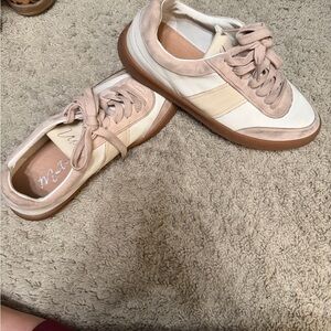 Matisse Quincy Sneaker
Size 9.5
Good used condition